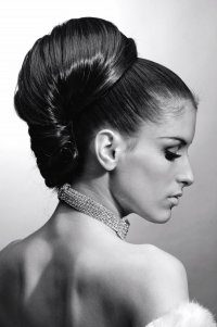 Elegáns konty – 2019-es női frizuratrend Elegáns konty - 2019-es női frizuratrend