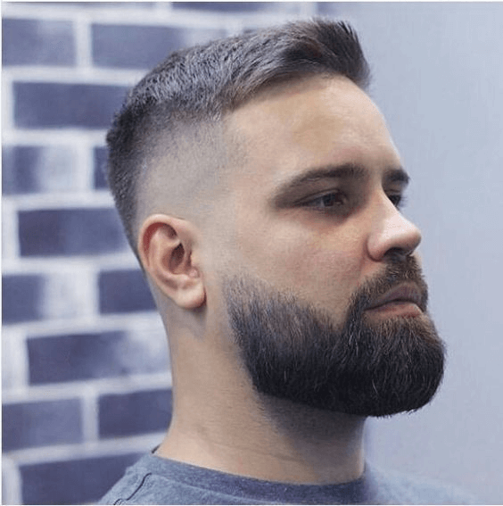 férfi ápolt szakállal